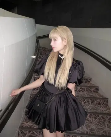 트리트유어셀프 새틴 벌룬 페플럼 미니 원피스 블랙