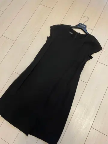 블랙 무릎 기장 반팔 원피스