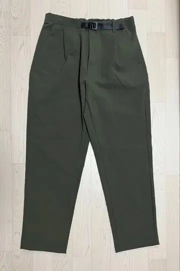 새상품급 Goldwin 원턱 테이퍼드 스트레치 팬츠 카키 사이즈 2