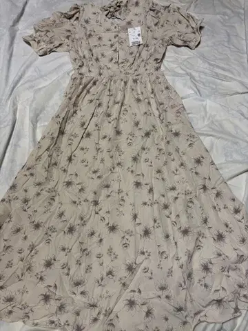 꽃무늬 베이지 원피스