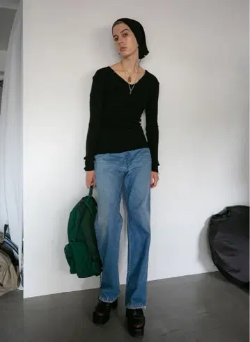 PERVERZE 퍼버즈 V넥 리브 니트 블랙