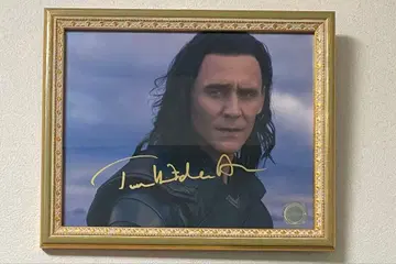 톰 히들스턴 친필 사인