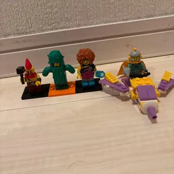 레고 미니 피규어 4체와 탈것 세트