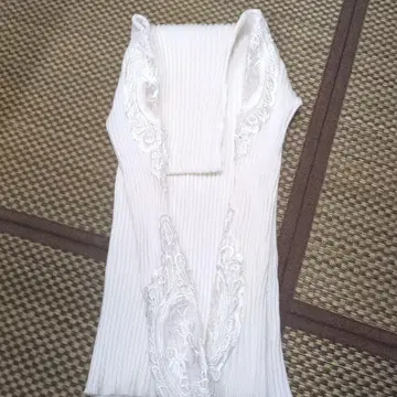 화이트 레이스 장식 니트