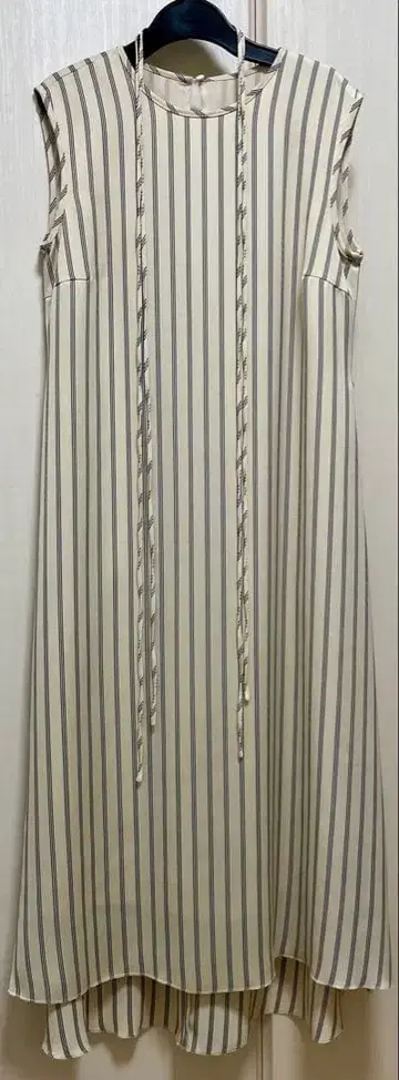 Mila Owen 스트라이프 슬리브리스 원피스