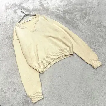 [ 뷰티 앤 유스 ] ( F ) V넥 니트 아이보리