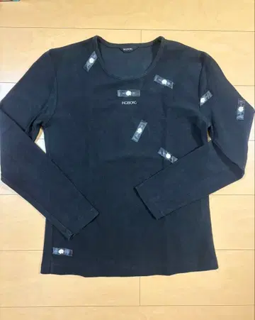 잉게보그 블랙 긴팔T셔츠 장식 있음