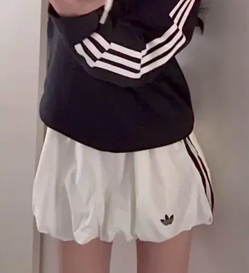 adidas 벌룬 실루엣 미니 스커트