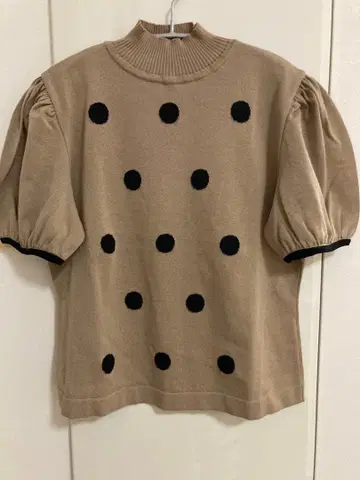 새상품 엠즈 그레이시 도트 무늬 니트 2025