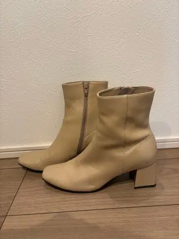 베이지 지퍼 달린 숏부츠