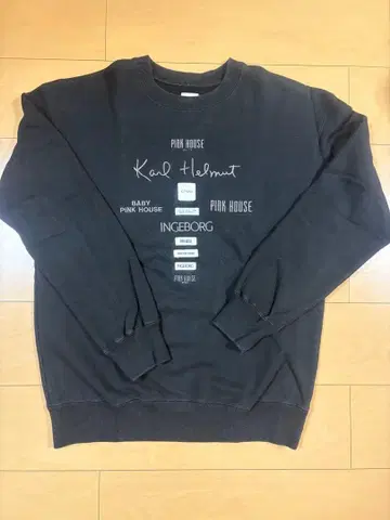 칼 헬무트 그래픽 맨투맨 블랙