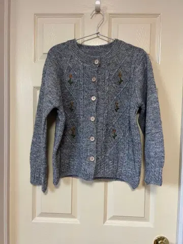 그레이 자수 긴팔 가디건