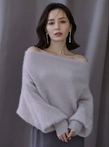 [ 새상품급 ] 라쿤 오프숄더 니트 풀오버 아이스 그레이 아뉴앙스