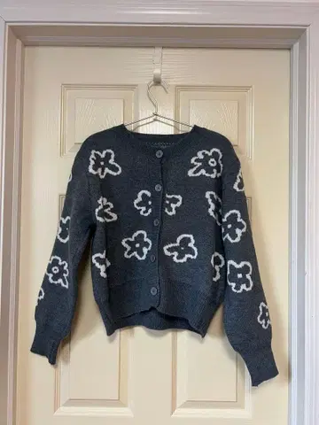 꽃무늬 그레이 버튼 가디건