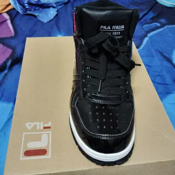 FILA 블랙/레드 하이컷 스니커즈