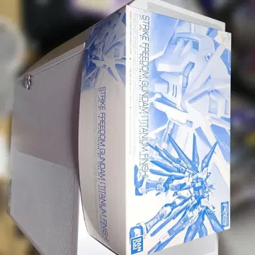 RG 스트라이크 프리덤 건담 티타늄 피니쉬와 천공의 날개 세트