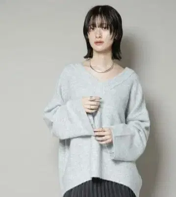 V넥 와이드 실루엣 압축 니트