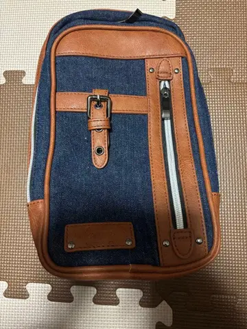 데님과 브라운 가죽 숄더백