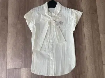 COEL 리본 포함 화이트 셔츠