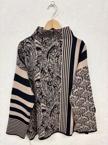 [ 미사용 새상품 ] antiqua(안티카) 멋진 패턴 니트