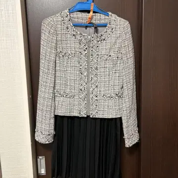 세레모니에 사용할 수 있는 고급 트위드 자켓과 플리츠 스커트 세트