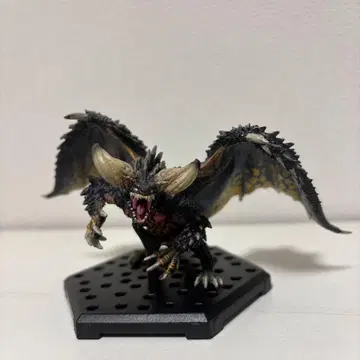 몬스터 헌터 네르기안테 피규어