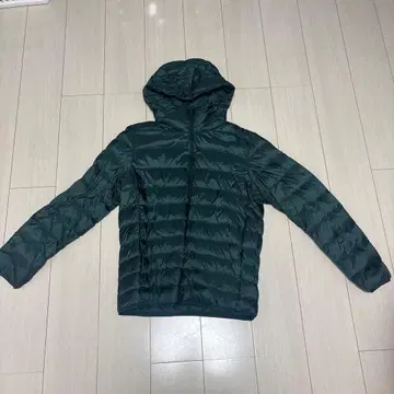 다크 그린 후드 부착 다운 자켓