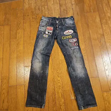 패치 달린 다크 블루 데님 팬츠