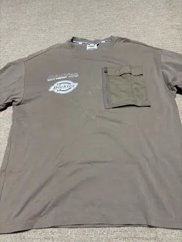 Dickies 브라운 T셔츠 프론트 포켓 부착