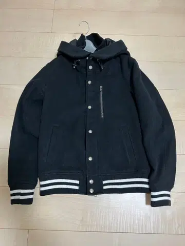 BEAMS 후드 부착 블랙 바시티 자켓