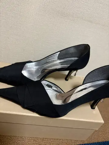 엘레강트 블랙 스틸레토 하이힐