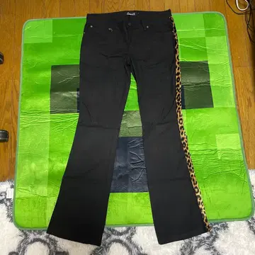 CavariA 블랙 부츠컷 데님 레오파드 무늬 사이드 라인