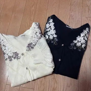 axes femme 아이보리/네이비 꽃무늬 자수 가디건