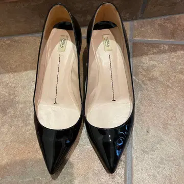 FURLA 블랙 에나멜 스틸레토 하이힐