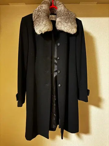 블랙 퍼 옷깃 롱 코트 Emilyan 에밀리안