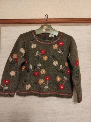 bb팜 올리브 그린 꽃 자수 스웨터