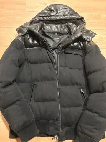 블랙 후드 부착 다운 자켓