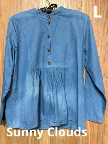 Sunny Clouds 버튼 달린 라이트 블루 셔츠