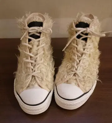 퍼 느낌의 크림색 하이컷 스니커즈