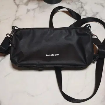topologie 토폴로지 블랙 숄더백 보틀 사코슈