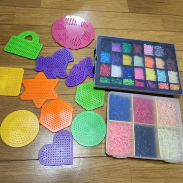 펄러비즈 플레이트와 비즈 세트