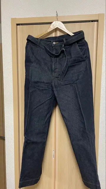 [ yass ] BELTED DENIM TROUSERS INDIGO