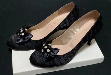 리본 포함 비쥬 장식 블랙 펌프스