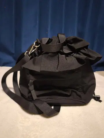 프릴 디자인 블랙 숄더백