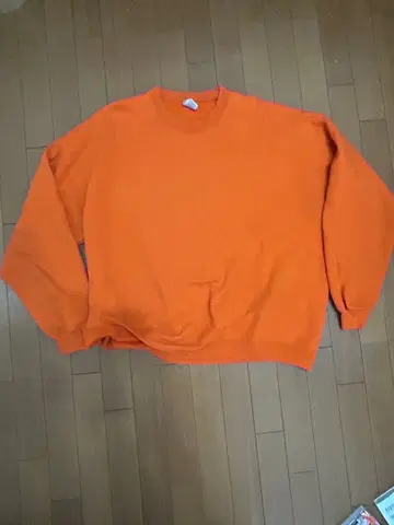 오렌지 크루넥 맨투맨