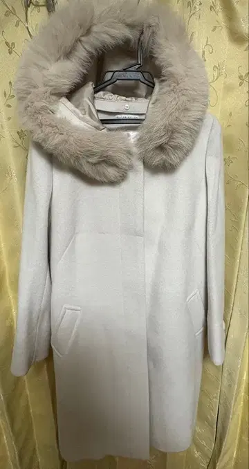 퍼 달린 화이트 롱 코트