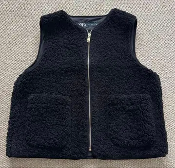컨디션 최상 ZARA 보아 퍼 베스트 블랙 크롭 기장 골드 장식