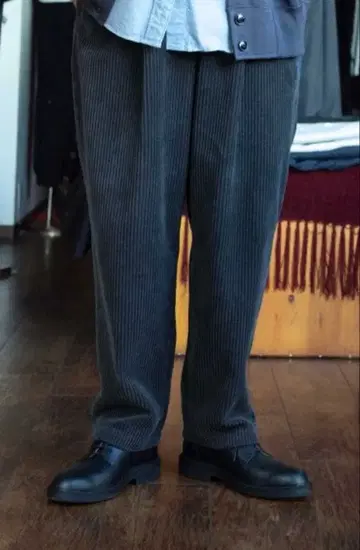 STILL BY HAND Garment dyed corduroypants