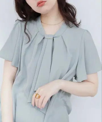 새상품 택 포함 natural couture 보타이 블라우스 골드바