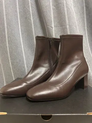 브라운 지퍼 달린 숏부츠